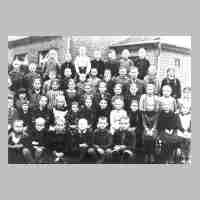 070-0020 Schule Parnehnen 1934 mit Lehrer Laabs.jpg